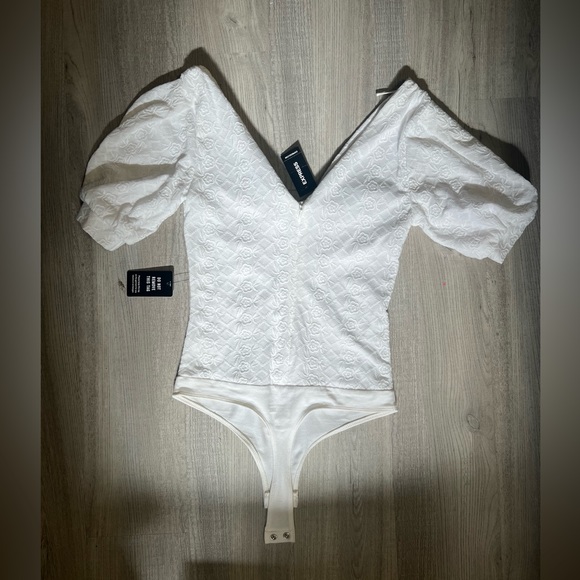 NWT - Express - White embroidered puffy sleeve v-neckline zip-up back, bodysuit - Picture 3 of 4